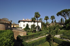 Vista frontal de la propiedad