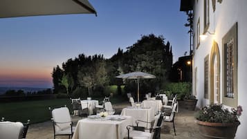 Phục vụ bữa sáng, bữa trưa, bữa tối, nhìn ra vườn