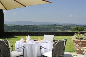 Se sirven desayunos, comidas y cenas con vista al jardín