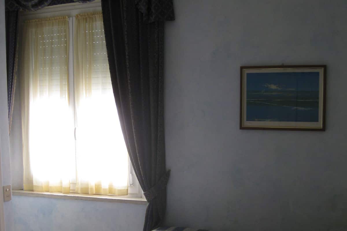Una cassaforte in camera, una scrivania, insonorizzazione
