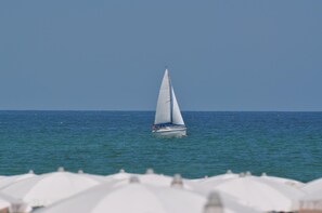A sailboat on calm waters with a clear sky. - Hotel Amelia (Fano)