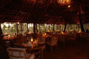 2 restaurants, spécialités Cuisine locale et internationale