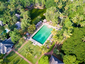 An aerial view of a resort with a central swimming pool, surrounded by palm trees and lush greenery. - Marari Beach - Cgh Earth (Cherthala)