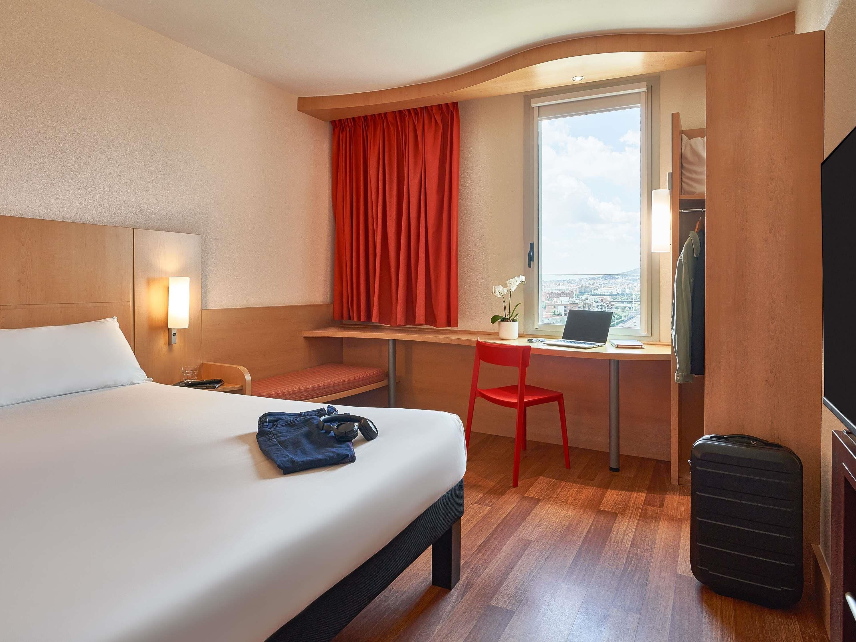 Bureau, rideaux occultants, chambres insonorisées