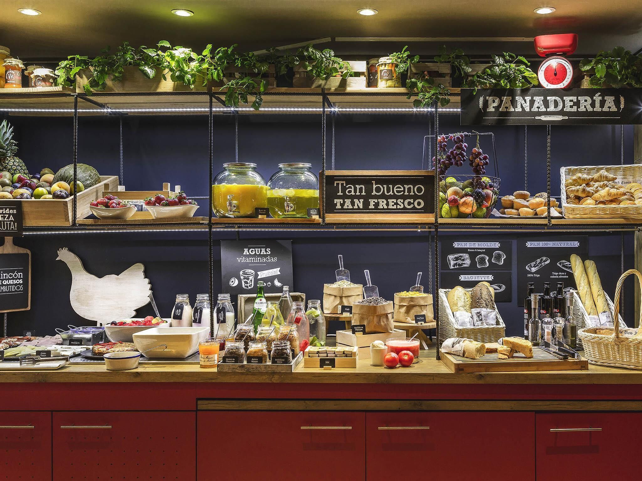 Desayuno buffet diario (EUR 10.50 por persona)