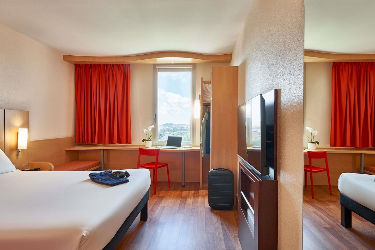 Bureau, rideaux occultants, chambres insonorisées