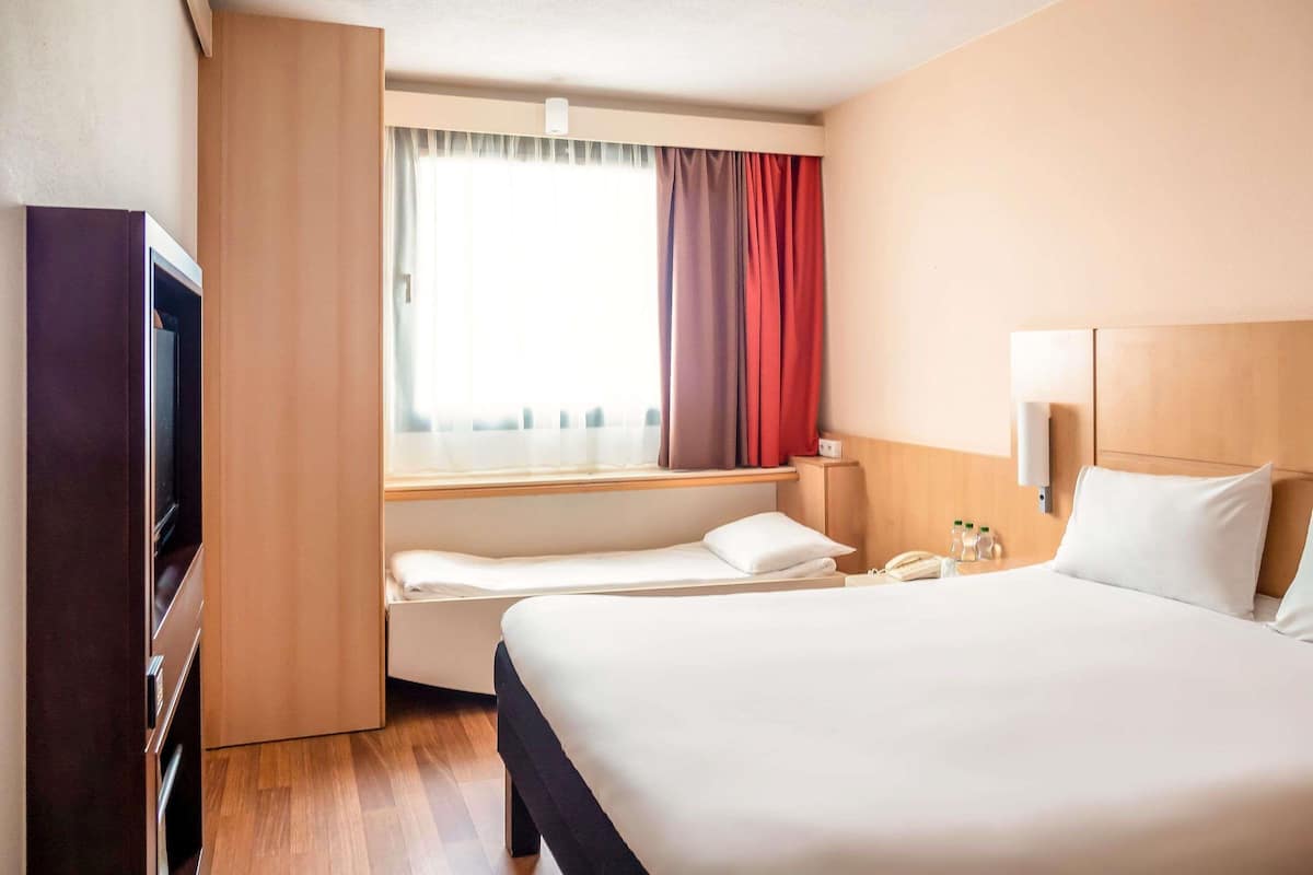 Room with 1 double bed + 1 extra bed equipped with the new bedding | Desk, blackout drapes, soundproofing, iron/ironing board