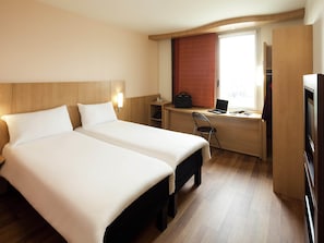 Room with 1 double bed + 1 extra bed equipped with the new bedding | Een bureau, verduisterende gordijnen, geluiddichte muren