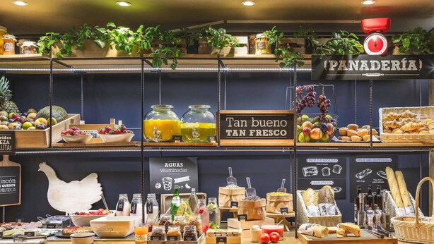 A breakfast buffet with various food items, a scale, and a sign that reads 'PANADERÍA.' - ibis Barcelona Santa Coloma (Santa Coloma de Gramenet)