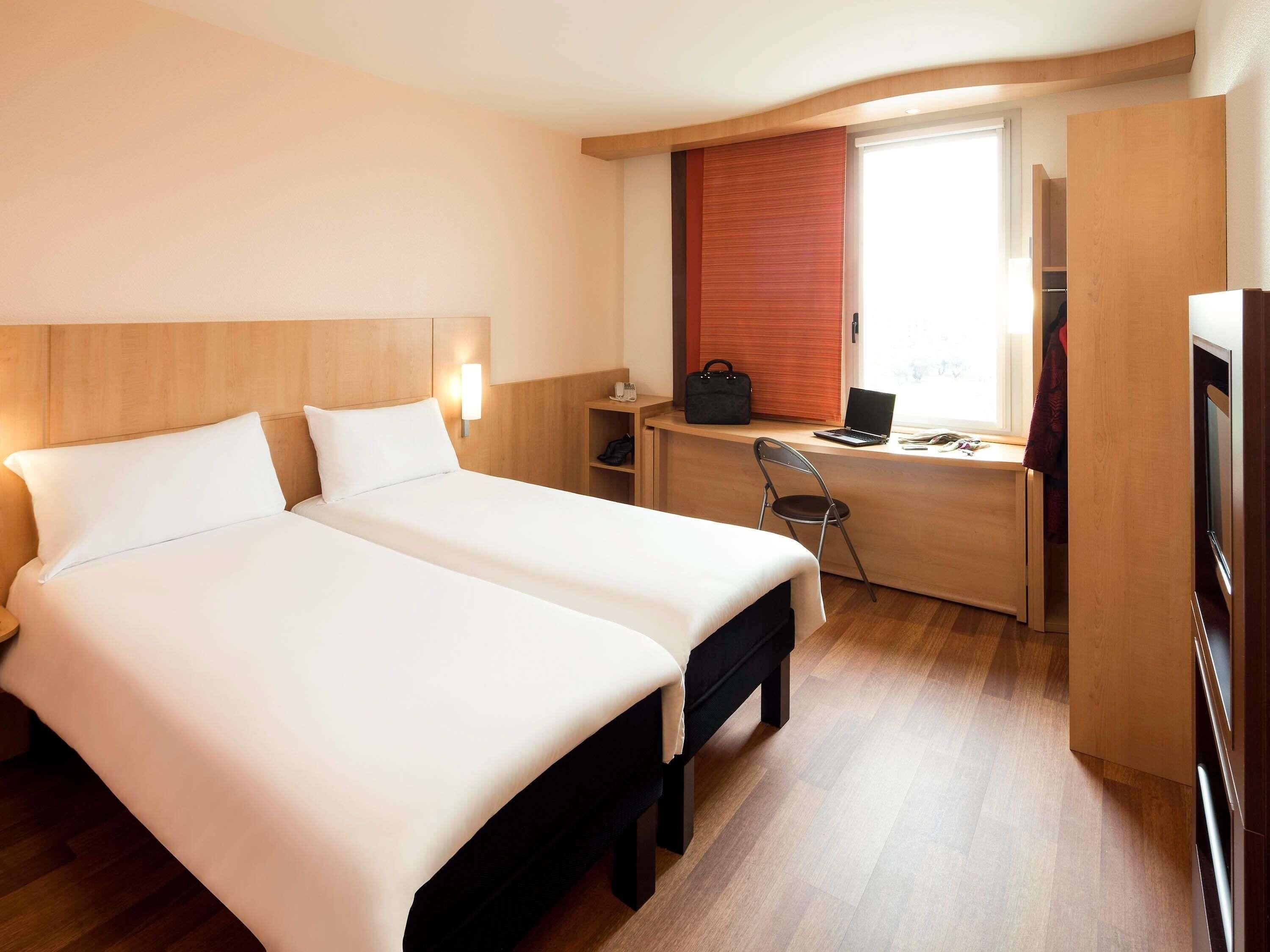 Zimmer, 3 Einzelbetten | Schreibtisch, Verdunkelungsvorhänge, schallisolierte Zimmer