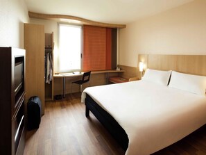 客房 (New Bedding) | 办公�桌、遮光窗帘、隔音、熨斗/熨板