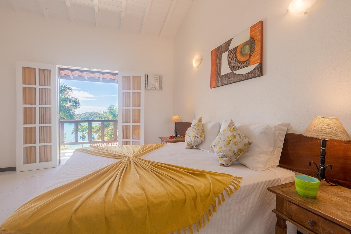 VÀrdeförvaringsskÄp pÄ rummet och mörklÀggningsgardiner