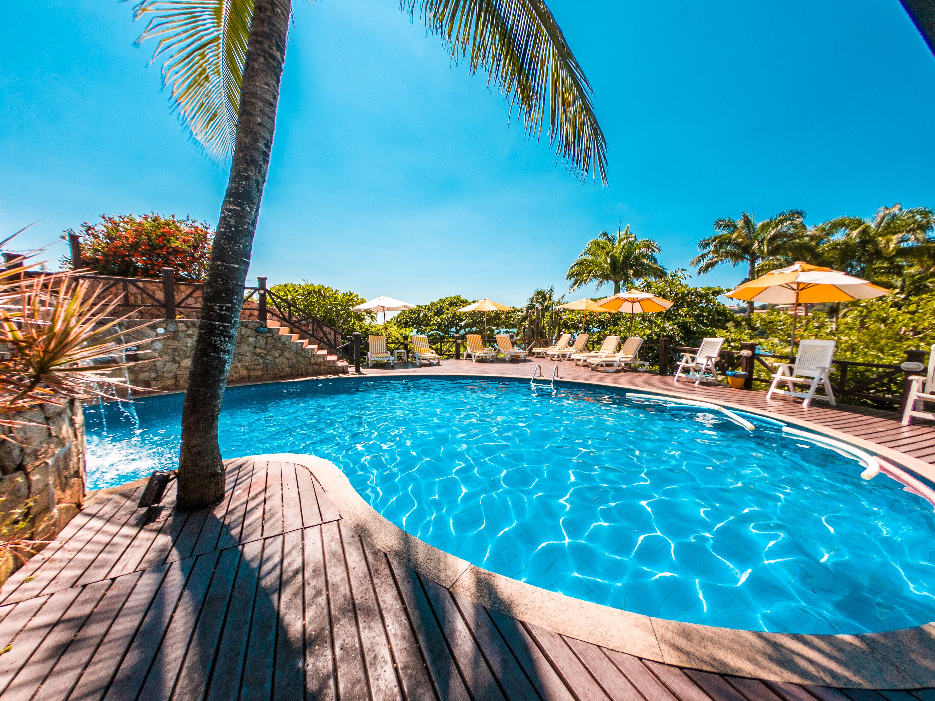 Piscina all'aperto, ombrelloni da piscina, lettini