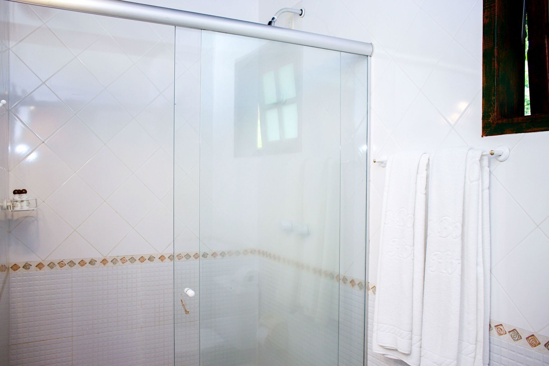 Banheiro | Chuveiro, chuveiro com efeito de chuva, secador de cabelo, bidê