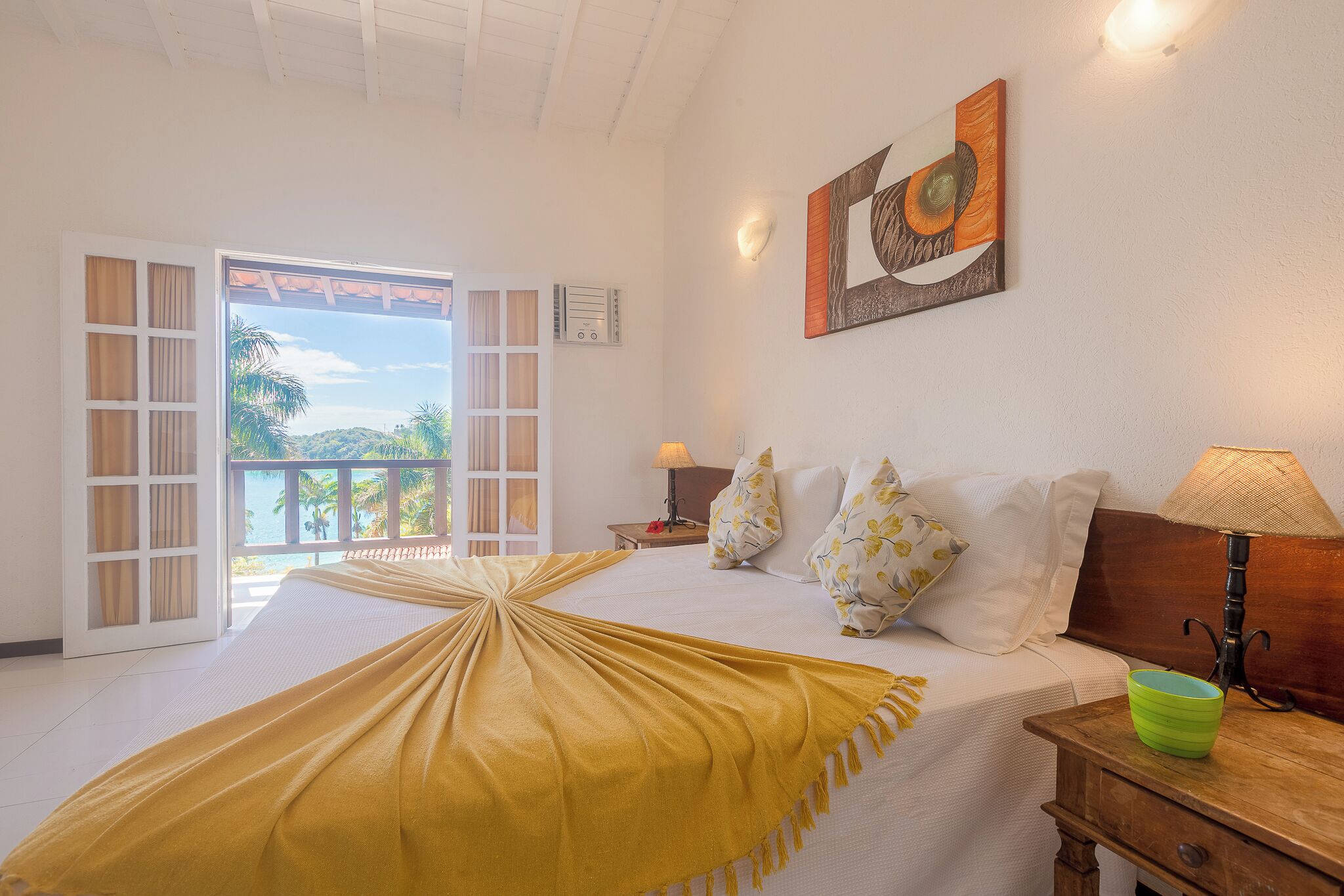 Tallelokero huoneessa, pimennysverhot, ilmaiset vauvansängyt