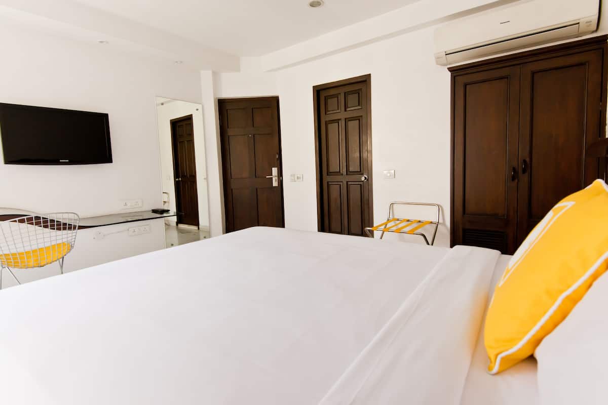 Ropa de cama de alta calidad y caja de seguridad en la habitación