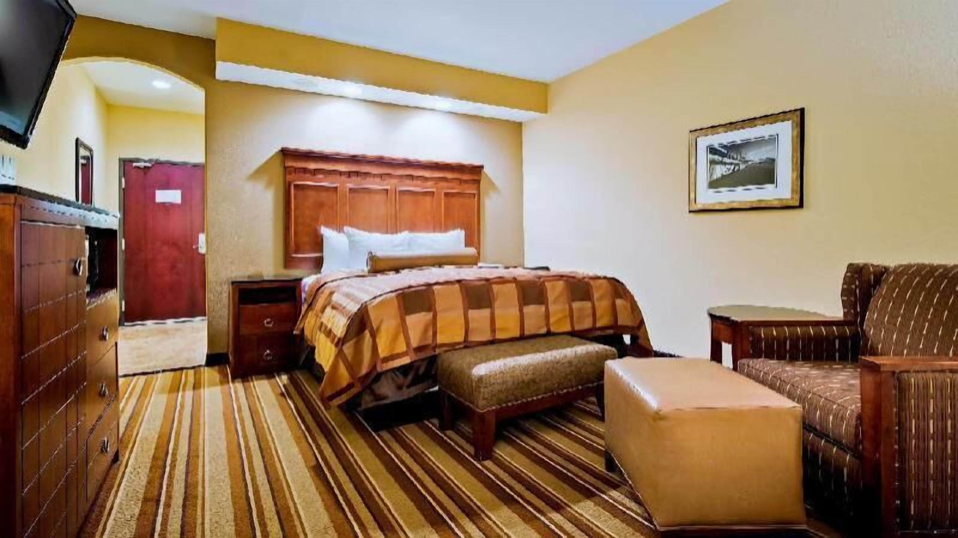 Premium bedding, pillowtop beds, in-room safe, desk