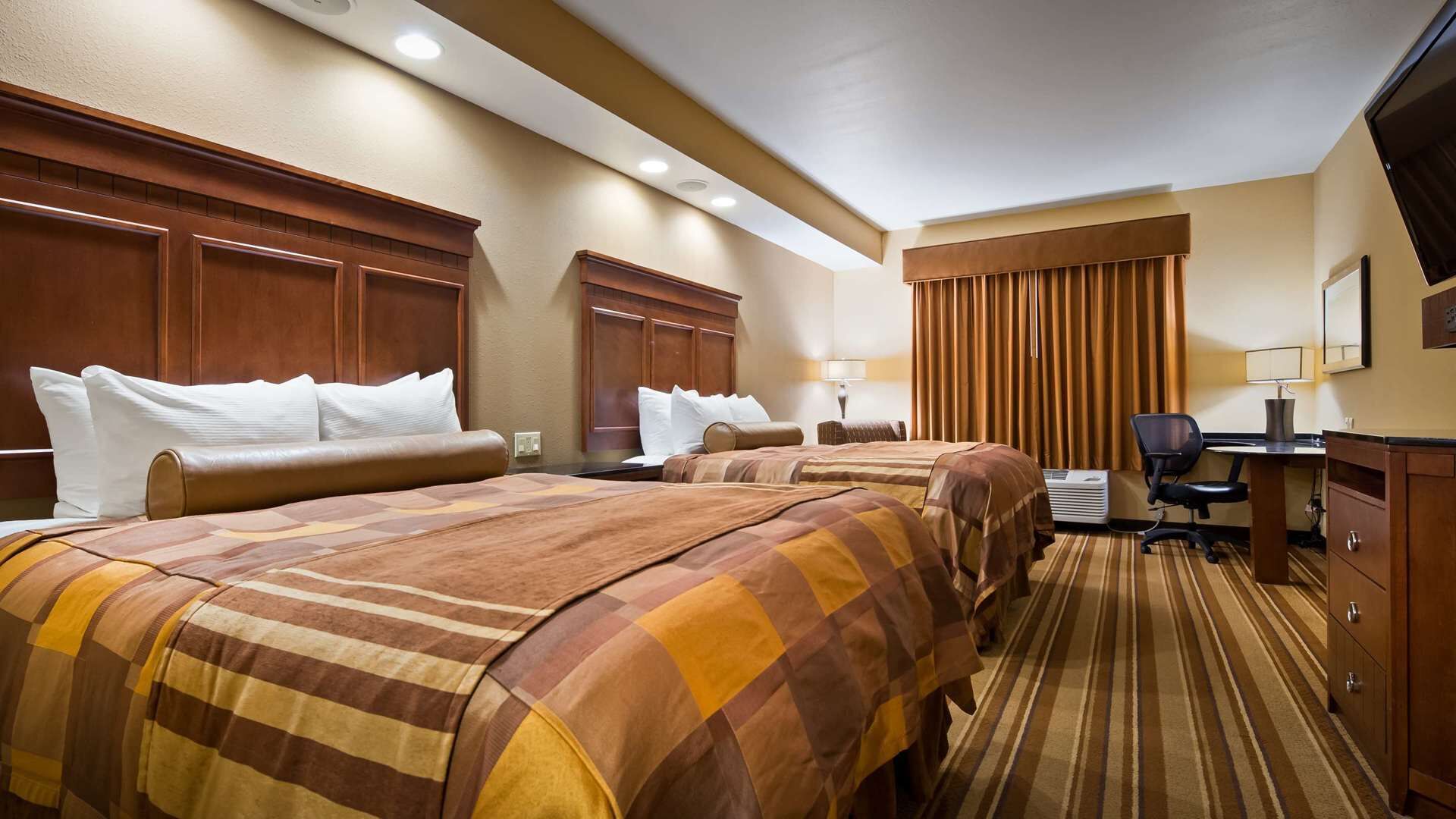 Luxe beddengoed, pillowtop-bedden, een kluis op de kamer, een bureau