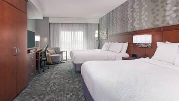 Habitación, 2 camas Queen size, para no fumadores | Caja de seguridad en la habitación y escritorio