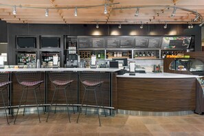 Breakfast and dinner served  - Courtyard Buffalo Airport (Buffalo)