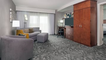 Cofres nos quartos, escrivaninha, espaço de trabalho para notebook