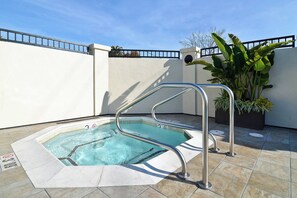 Outdoor pool - Fairfield Inn & Suites Santa Cruz - Capitola (Santa Cruz)