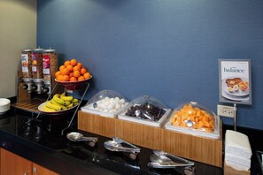 Free daily continental breakfast - Fairfield Inn & Suites Santa Cruz - Capitola (Santa Cruz)