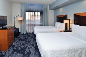 Premium bedding, desk, laptop workspace, blackout drapes - Fairfield Inn & Suites Santa Cruz - Capitola (Santa Cruz)