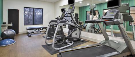 Ett gym med löpband, crosstrainers och träningsbollar.