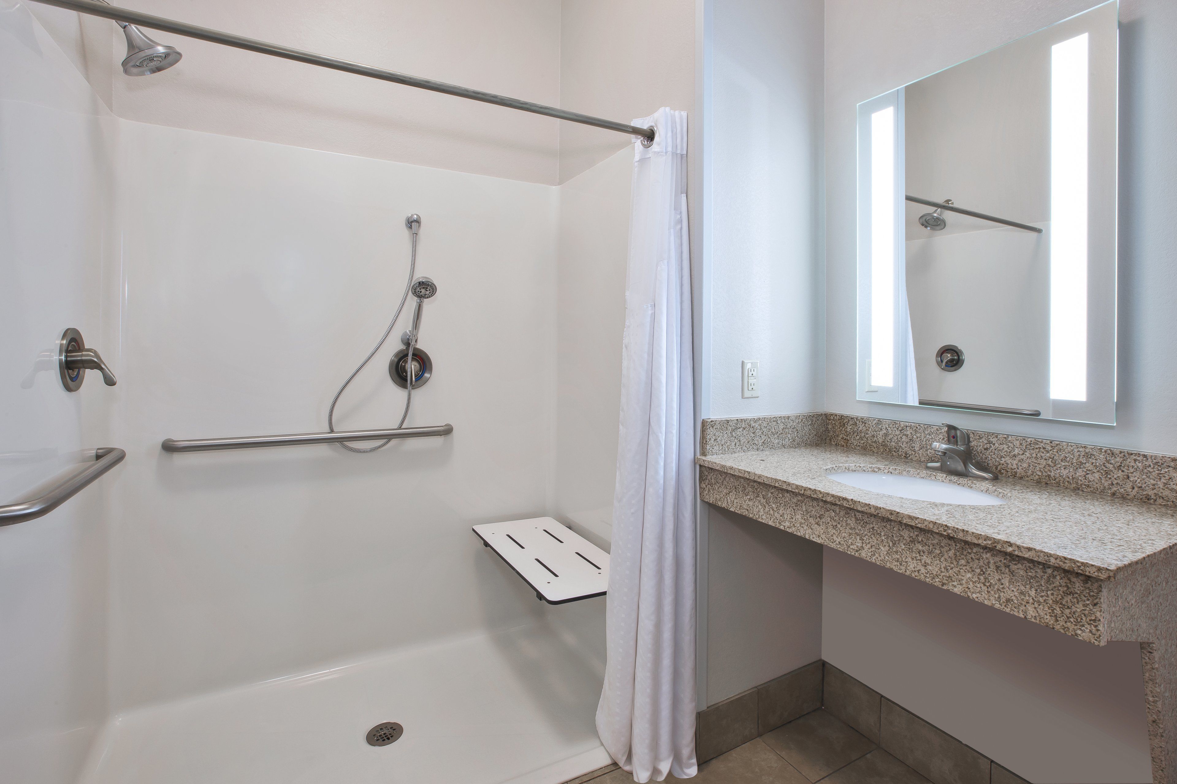 combined shower/bathtub, hair dryer, towels
