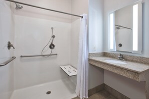 Combined shower/bathtub, hair dryer, towels