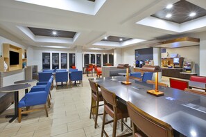 Free continental breakfast on weekdays 