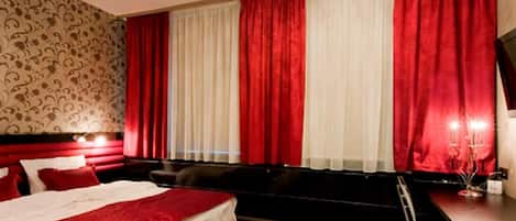 Minibar, cots/infant beds, Internet, alarm clocks