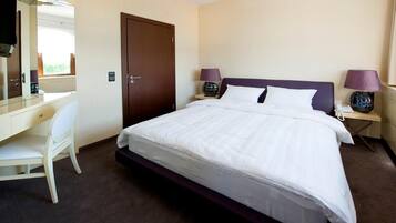 Minibar, cots/infant beds, Internet, alarm clocks