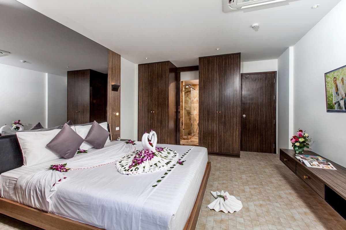 Free minibar, in-room safe, desk, blackout curtains
