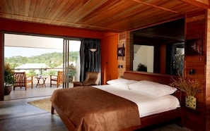 迷你吧（备有免费物品）、客房内保险箱、特色装修、办公桌