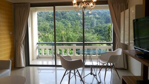 Studio | Free minibar, in-room safe, desk, blackout curtains - The Green Golf Residence Condominium (Kathu)
