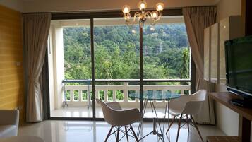 Studio | Free minibar, in-room safe, individually decorated, desk