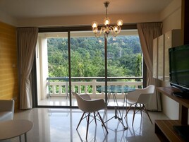 Minibar con artículos gratuitos y caja de seguridad en la habitación 