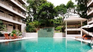 Outdoor pool, pool umbrellas, pool loungers - The Green Golf Residence Condominium (Kathu)