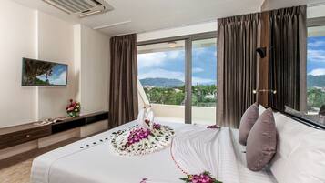 Room | Free minibar, in-room safe, individually decorated, desk