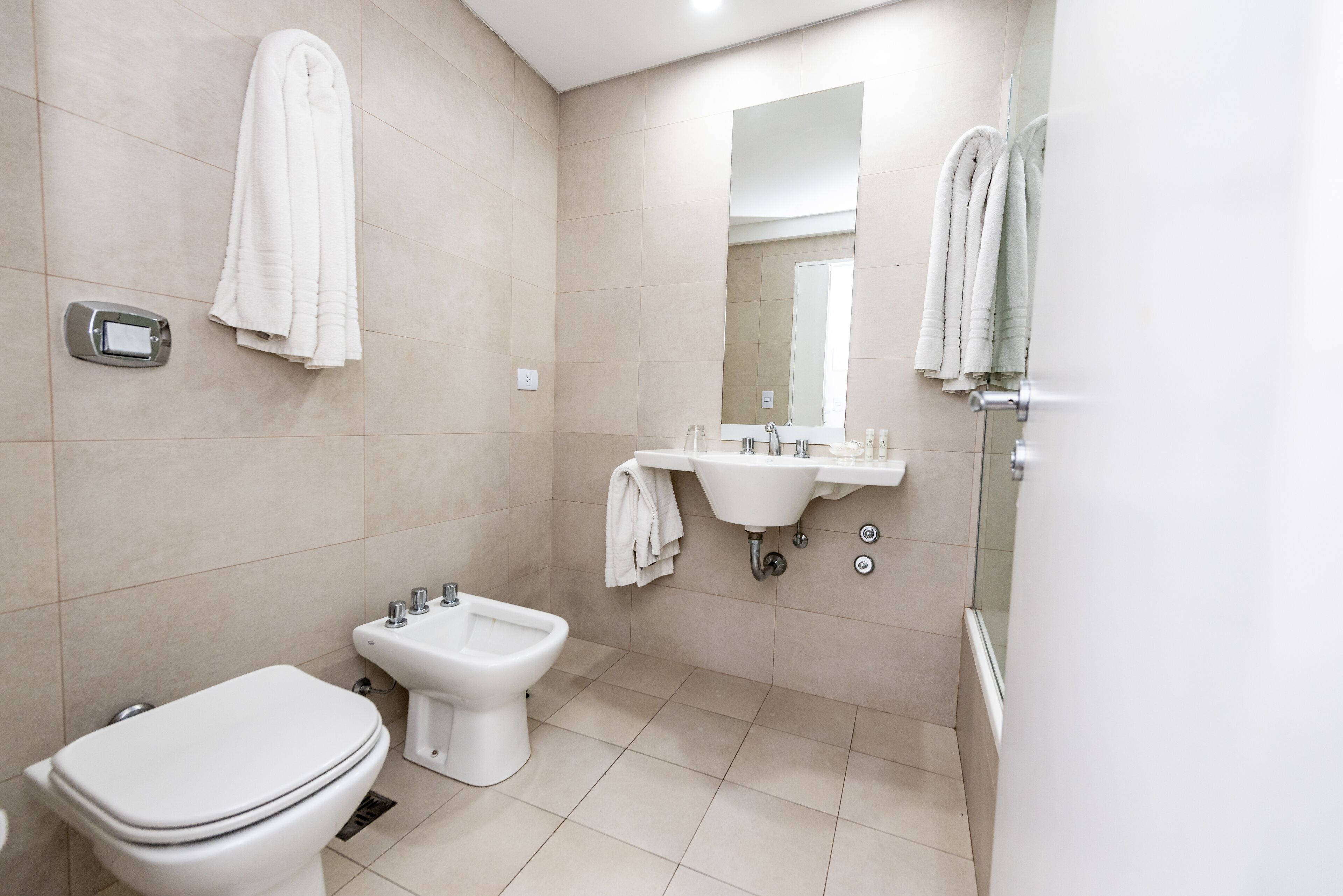 combined shower/bathtub, rainfall showerhead, free toiletries