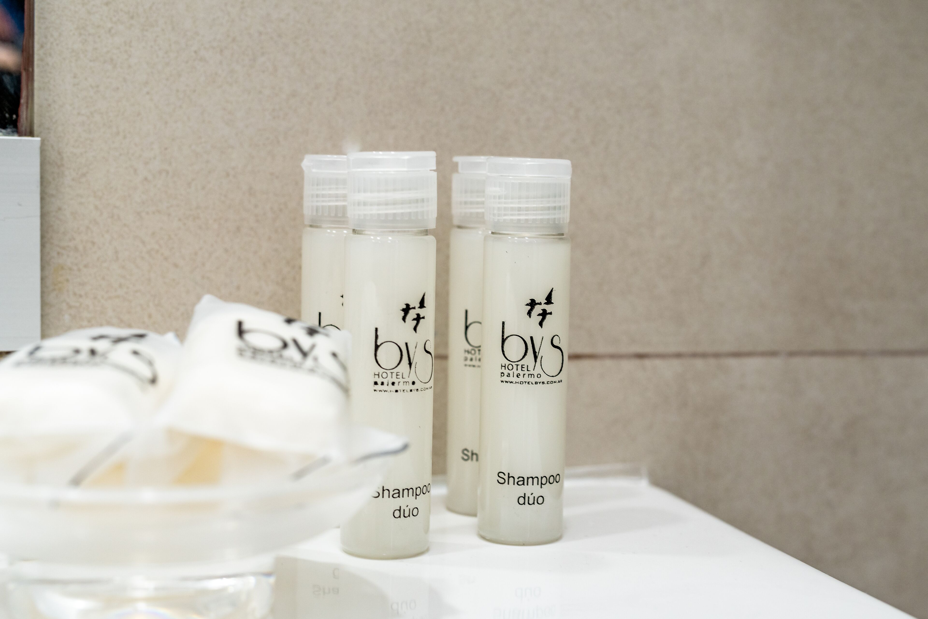 combined shower/bathtub, rainfall showerhead, free toiletries