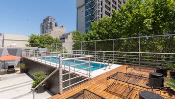 En säsongsöppen utomhuspool