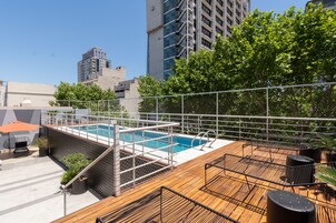 Una piscina al aire libre de temporada