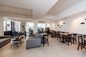 Desayuno buffet incluido todos los días 