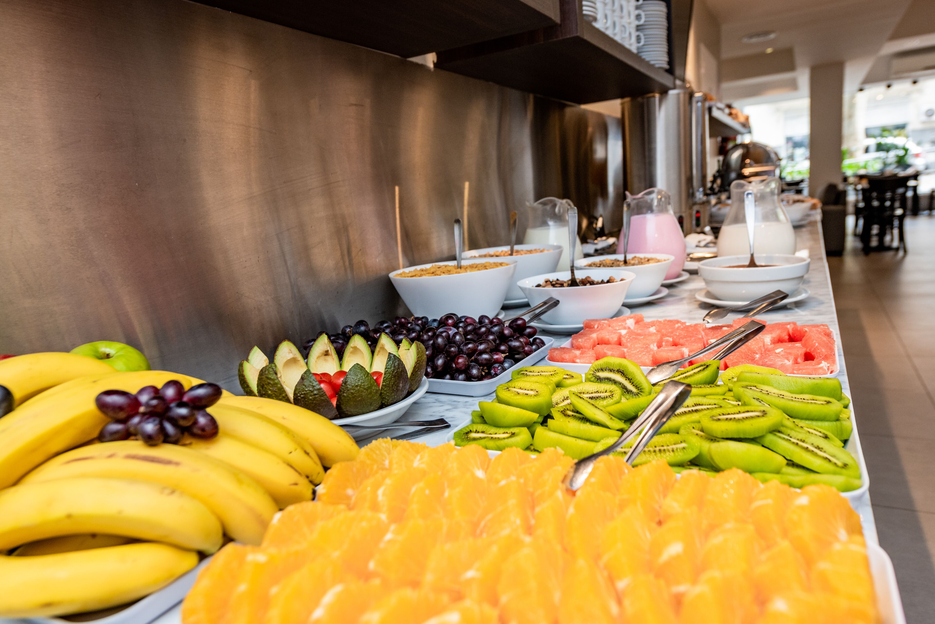 Een buffet met verschillende soorten fruit en drankjes.