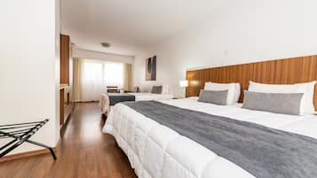 Una habitación de hotel con una cama grande, un escritorio y una silla.