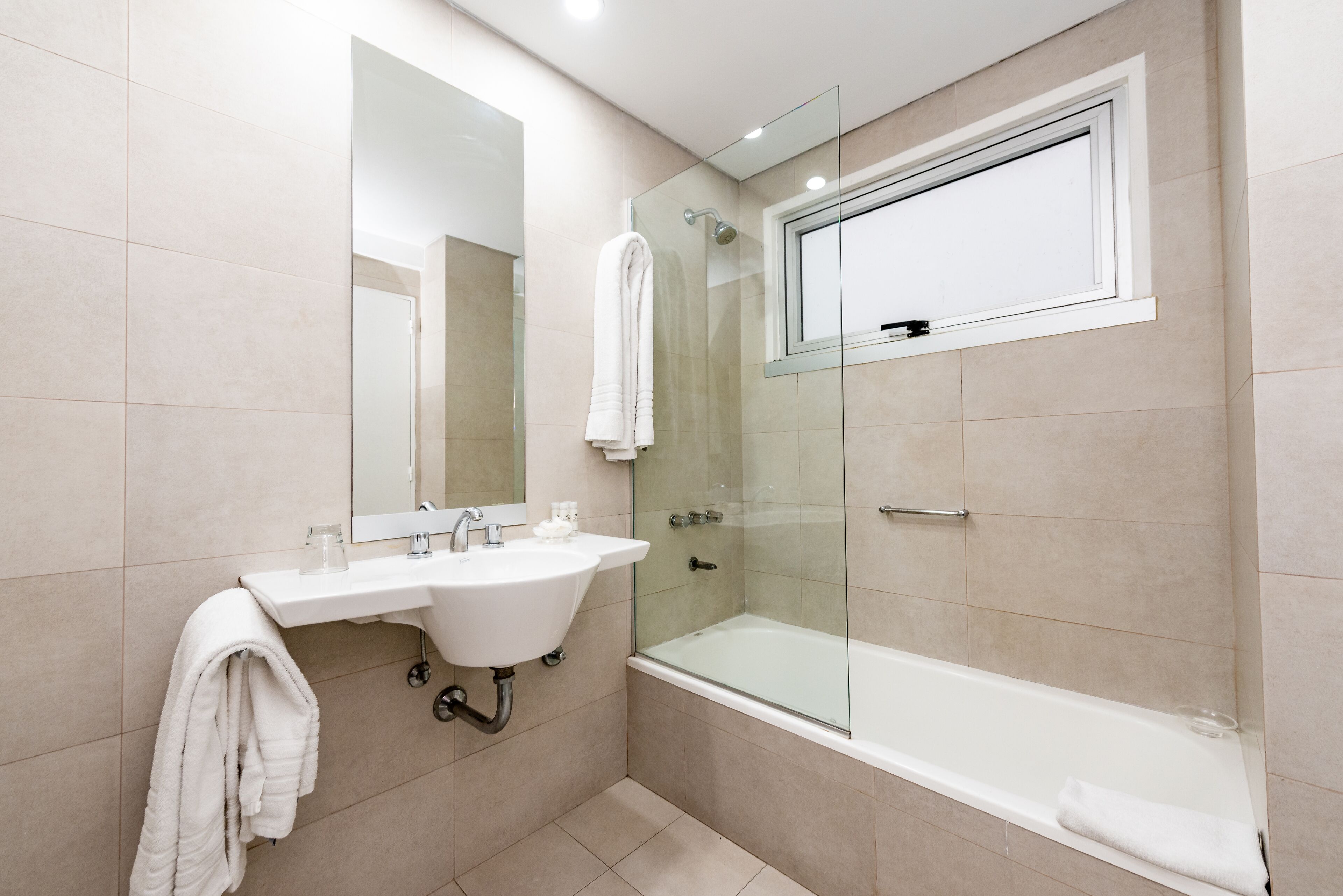 combined shower/bathtub, rainfall showerhead, free toiletries