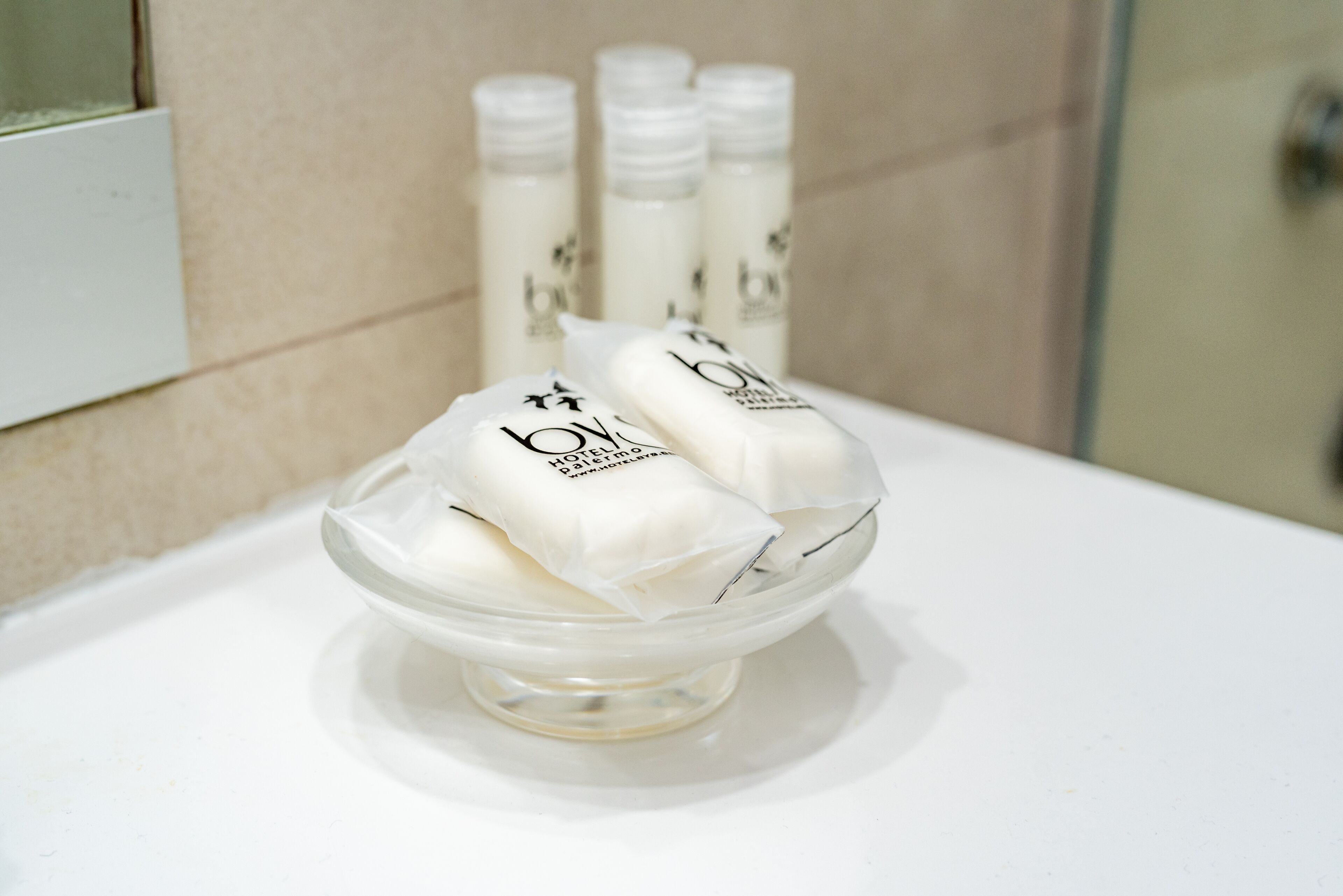 combined shower/bathtub, rainfall showerhead, free toiletries